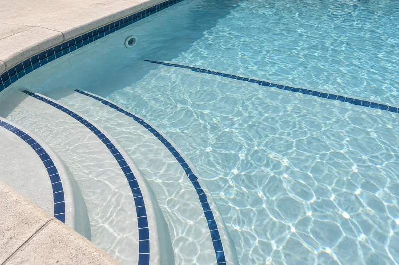 Contrasting tile on step edges and the slope break of a public pool